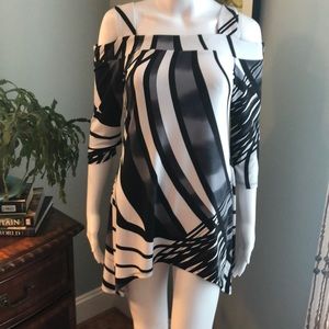 Frank Lyman black and white cold shoulder tunic